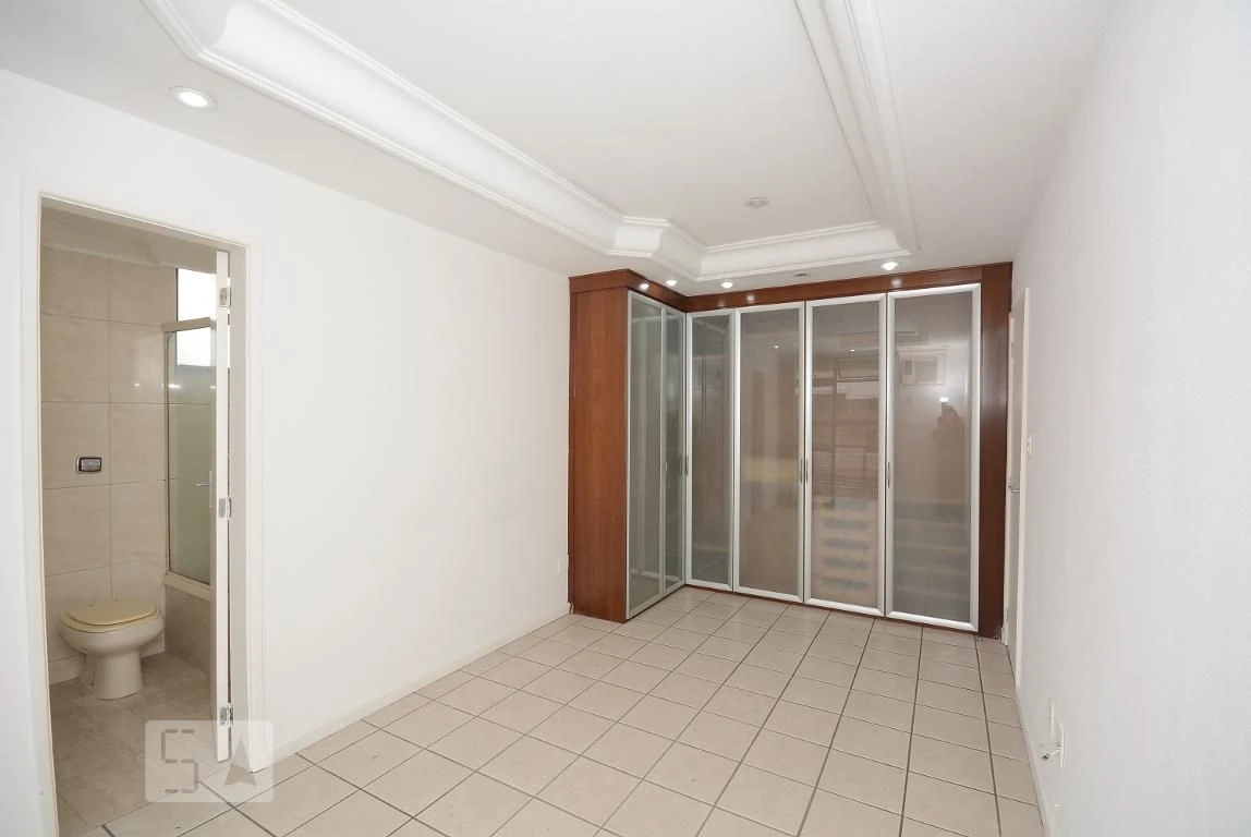 4-bedroom apartment in a building with a pool — photo 15
