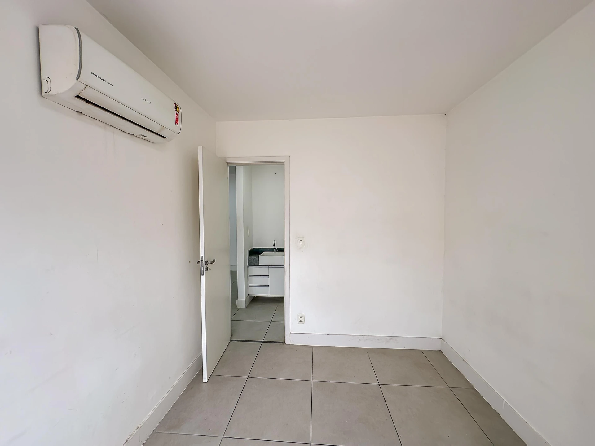 Furnished apartment, 42 m², with a glass-enclosed balcony — photo 35