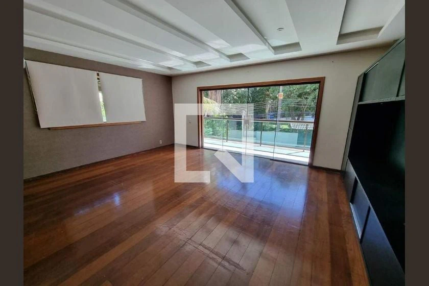 Balcony with a grill in a 3-bedroom house, 760 m² — photo 4