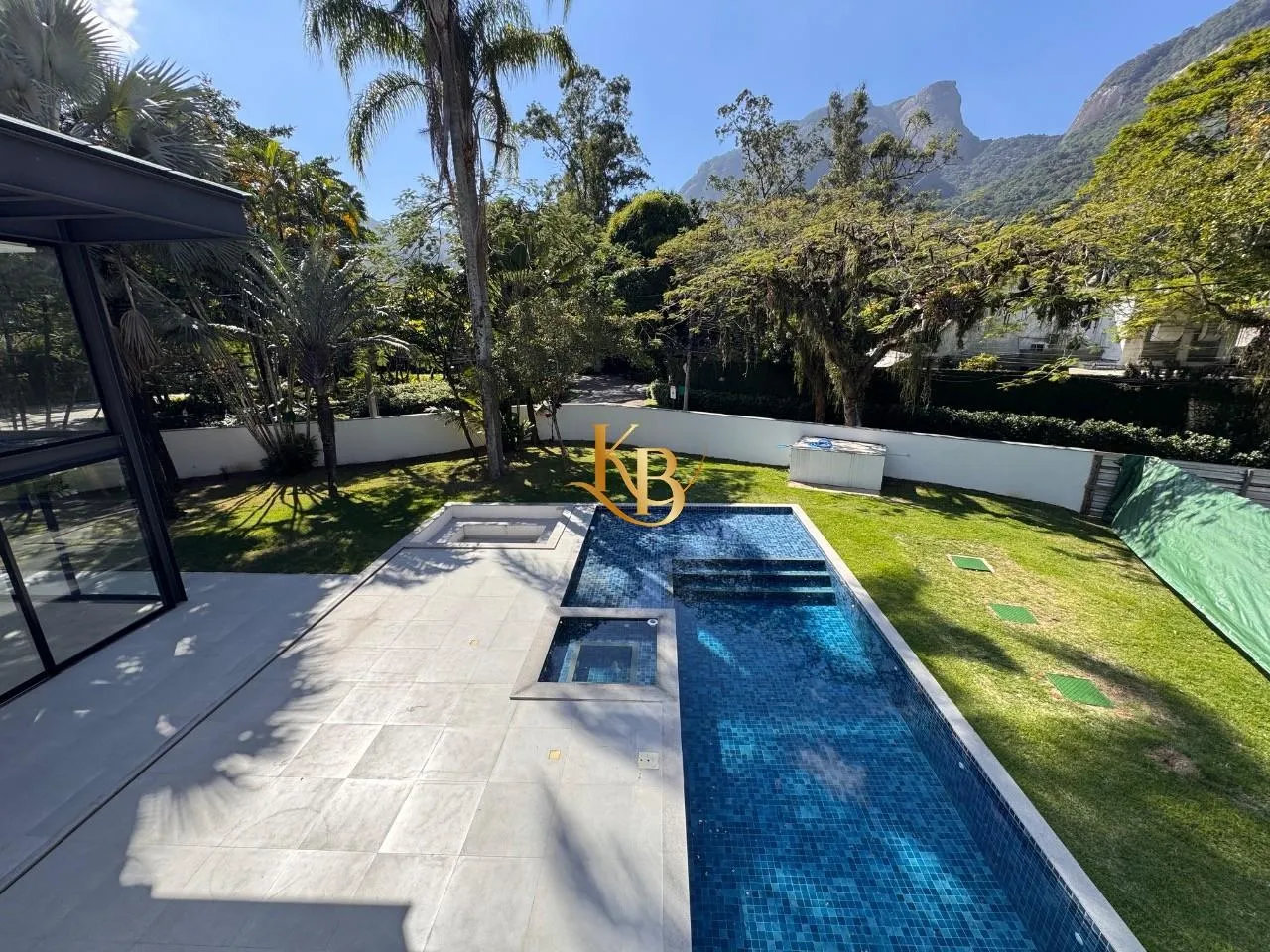 Casa com 5 quartos e área de piscina ao ar livre — photo 27