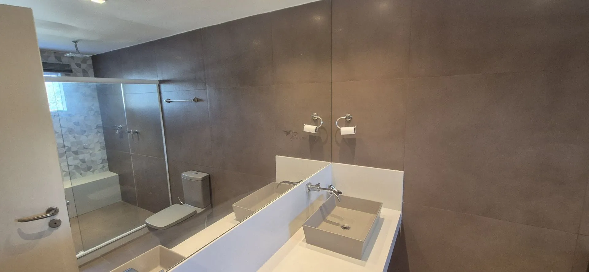 Furnished house, 469 m², with floor-to-ceiling windows — photo 10