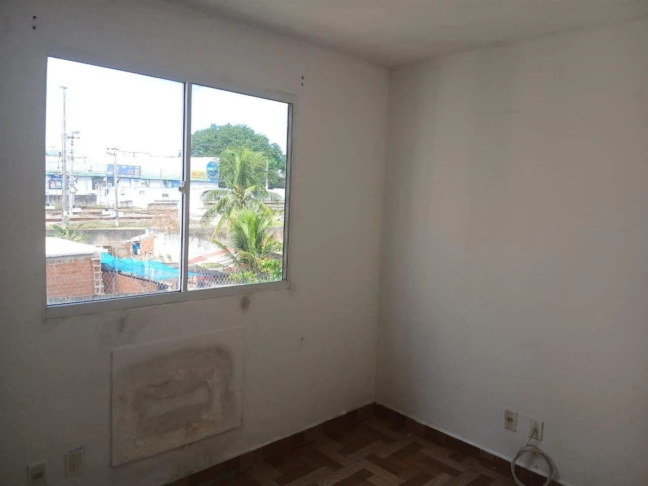 Apartamento sem mobília com box de vidro no banheiro — photo 10