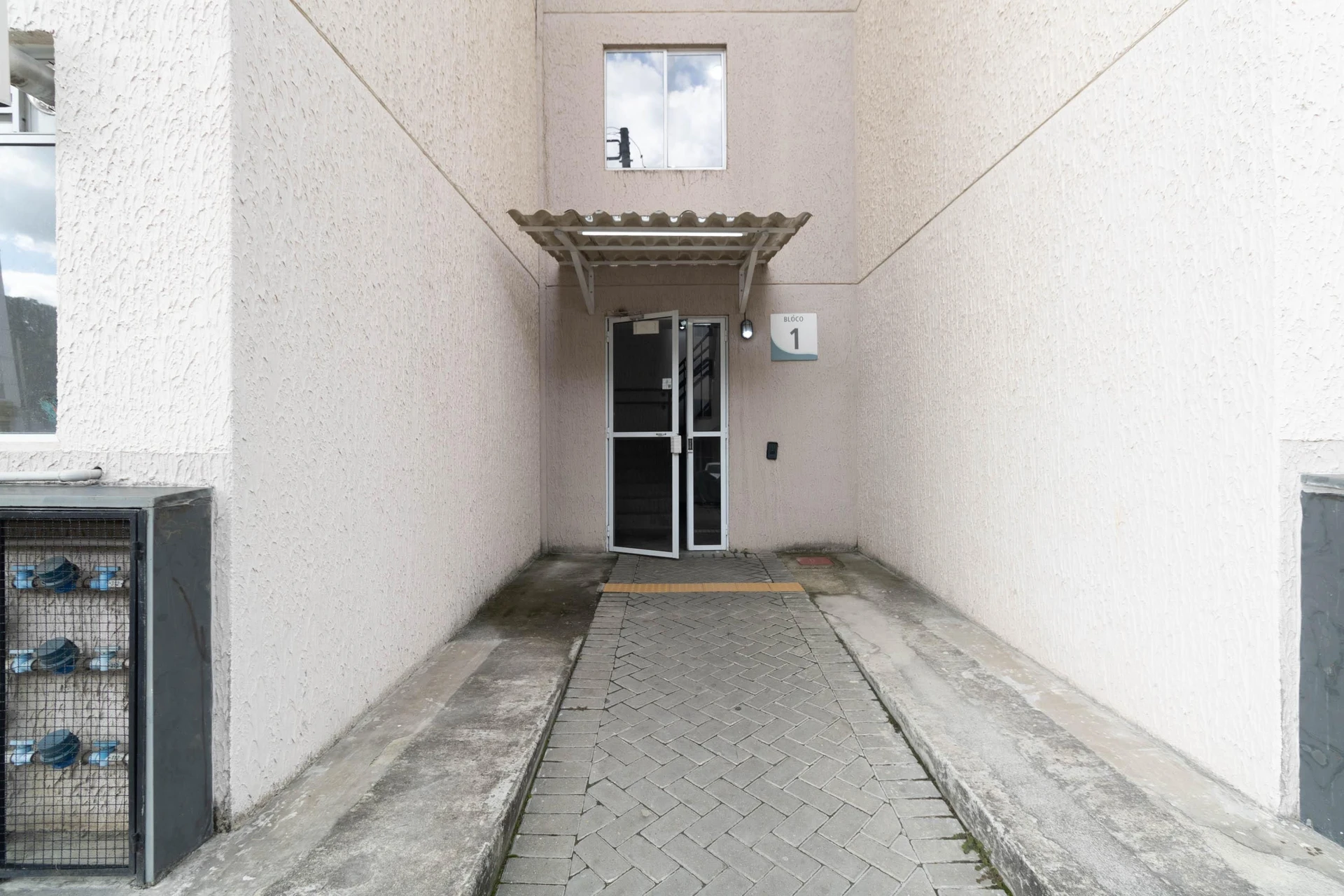 2-bedroom apartment with 1 bathroom, no parking — photo 10