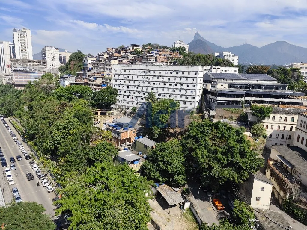 3-bedroom apartment with balcony and city view — photo 27