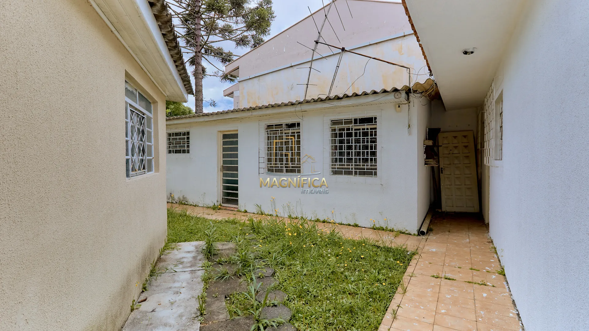 House with 3 bedrooms and a private BBQ area — photo 25