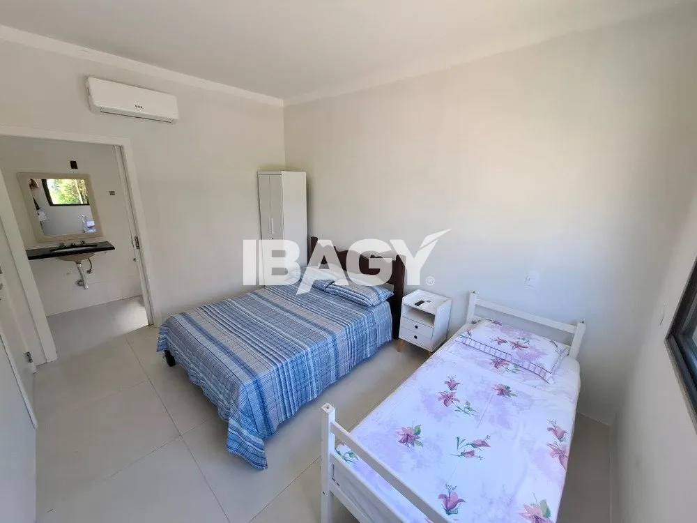 Furnished house with 4 en-suites and 220 m², no parking — photo 4