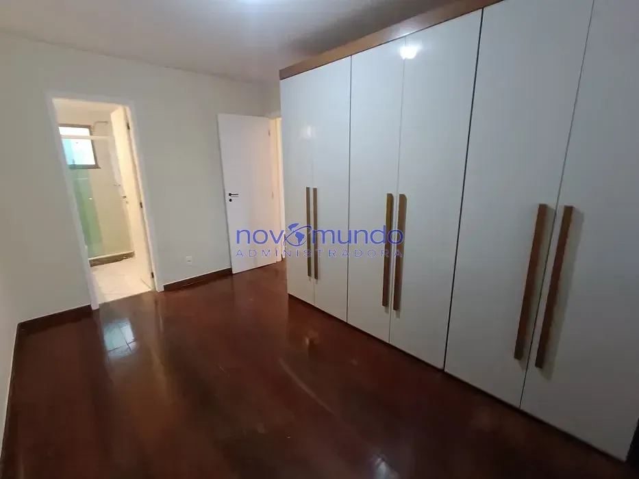 Wood or laminate floors in a 3-bedroom apartment, 105 m² — photo 11