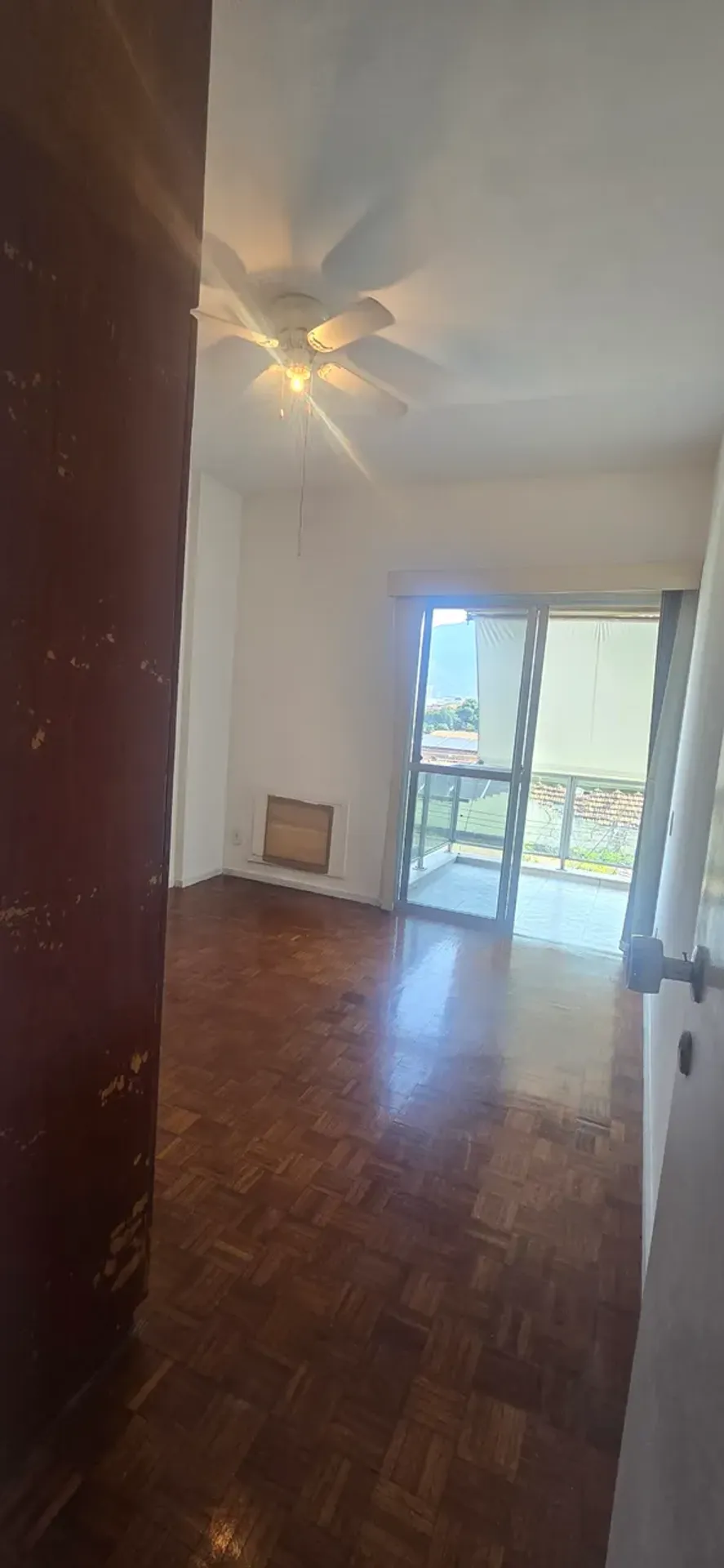 Wood or laminate floors in a one-bedroom apartment, 55 m²
