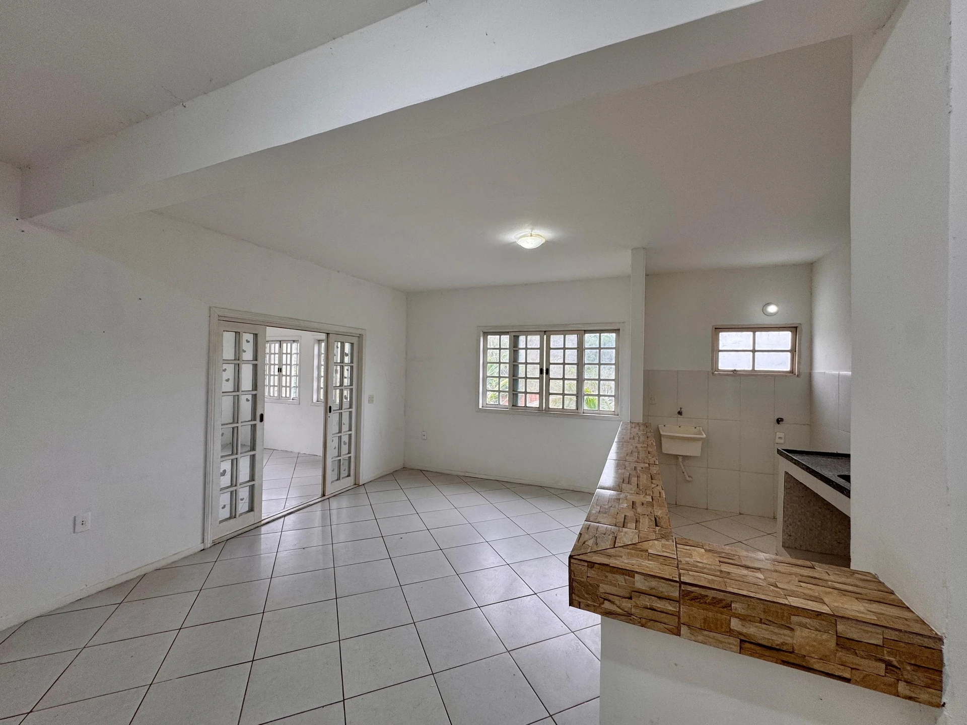 2-bedroom house with 1 bathroom no parking — photo 4