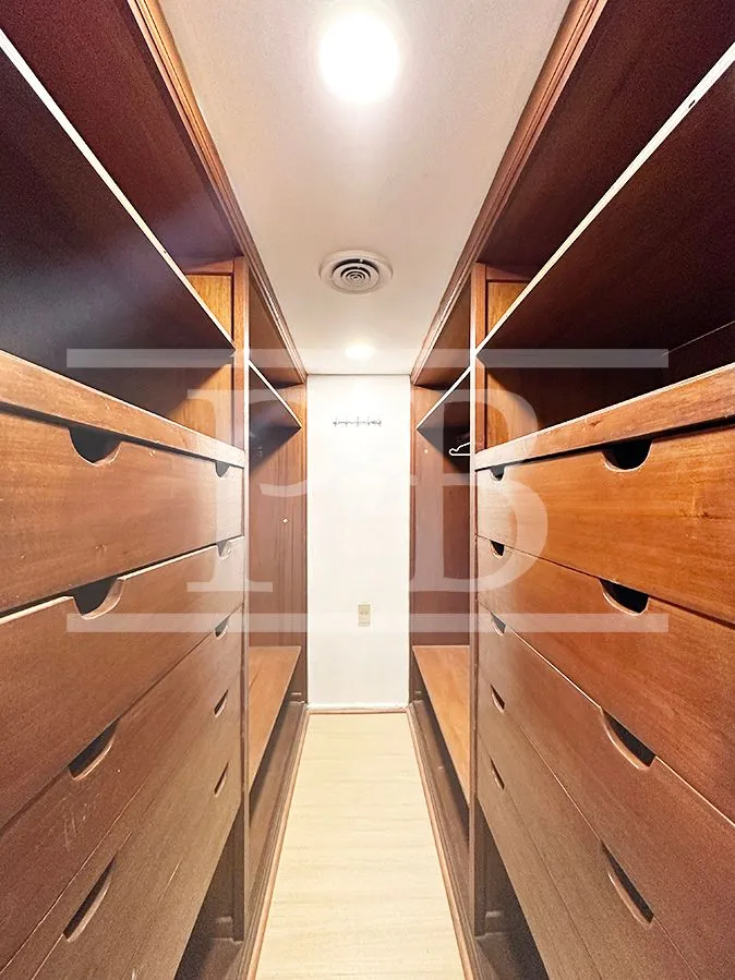 3-bedroom apartment with enclosed glass balcony — photo 21