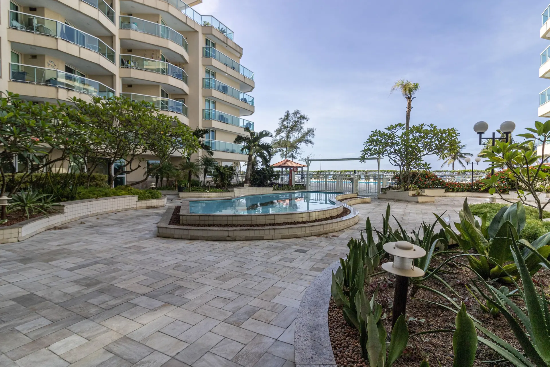 Furnished 1-bedroom apartment with a glass balcony — photo 51