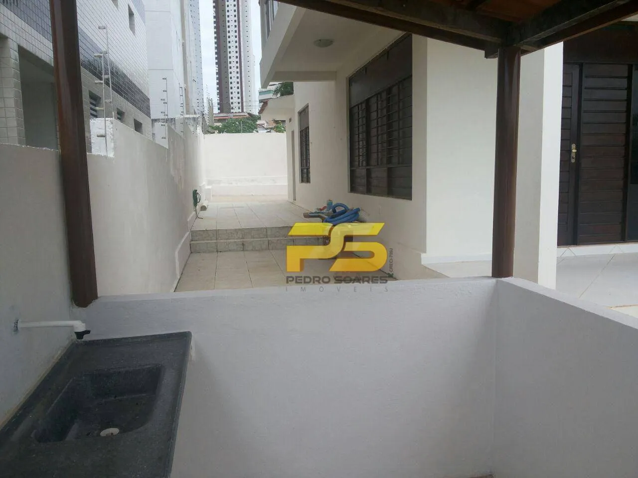 House with 5 bedrooms and 3 en-suite baths, 250 m² — photo 4