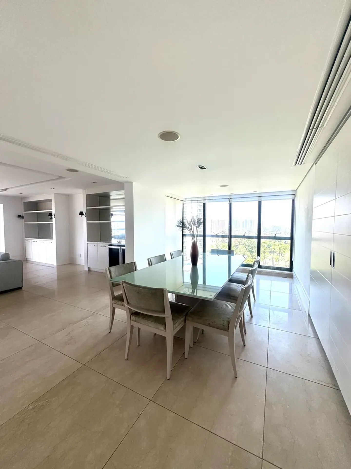 335 m² apartment with a glass-enclosed balcony and a jacuzzi — photo 12