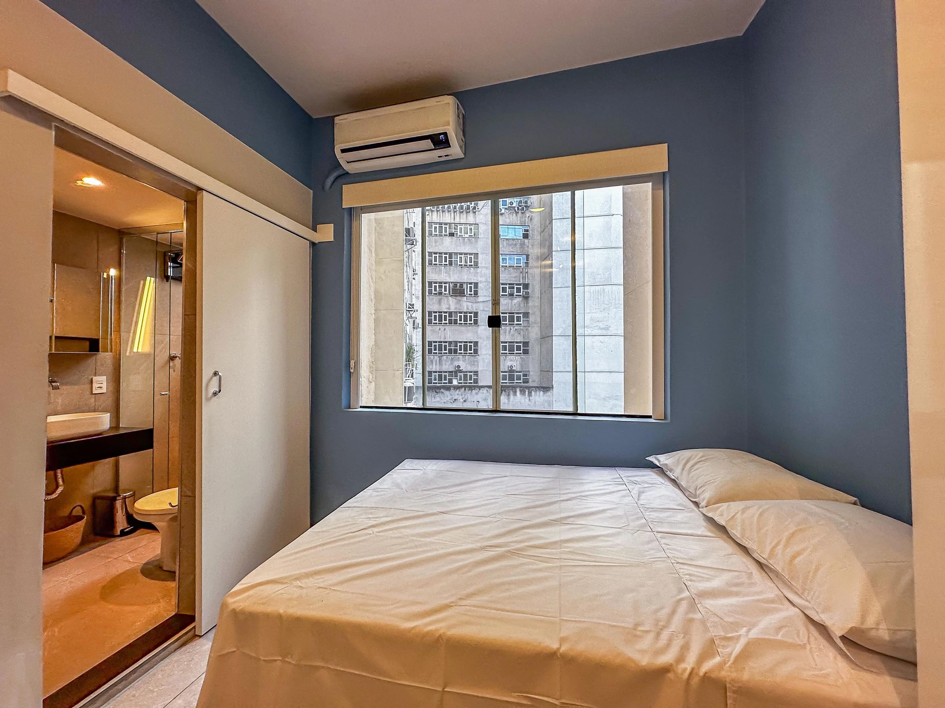 Furnished studio with glass shower and 1 bedroom — photo 22