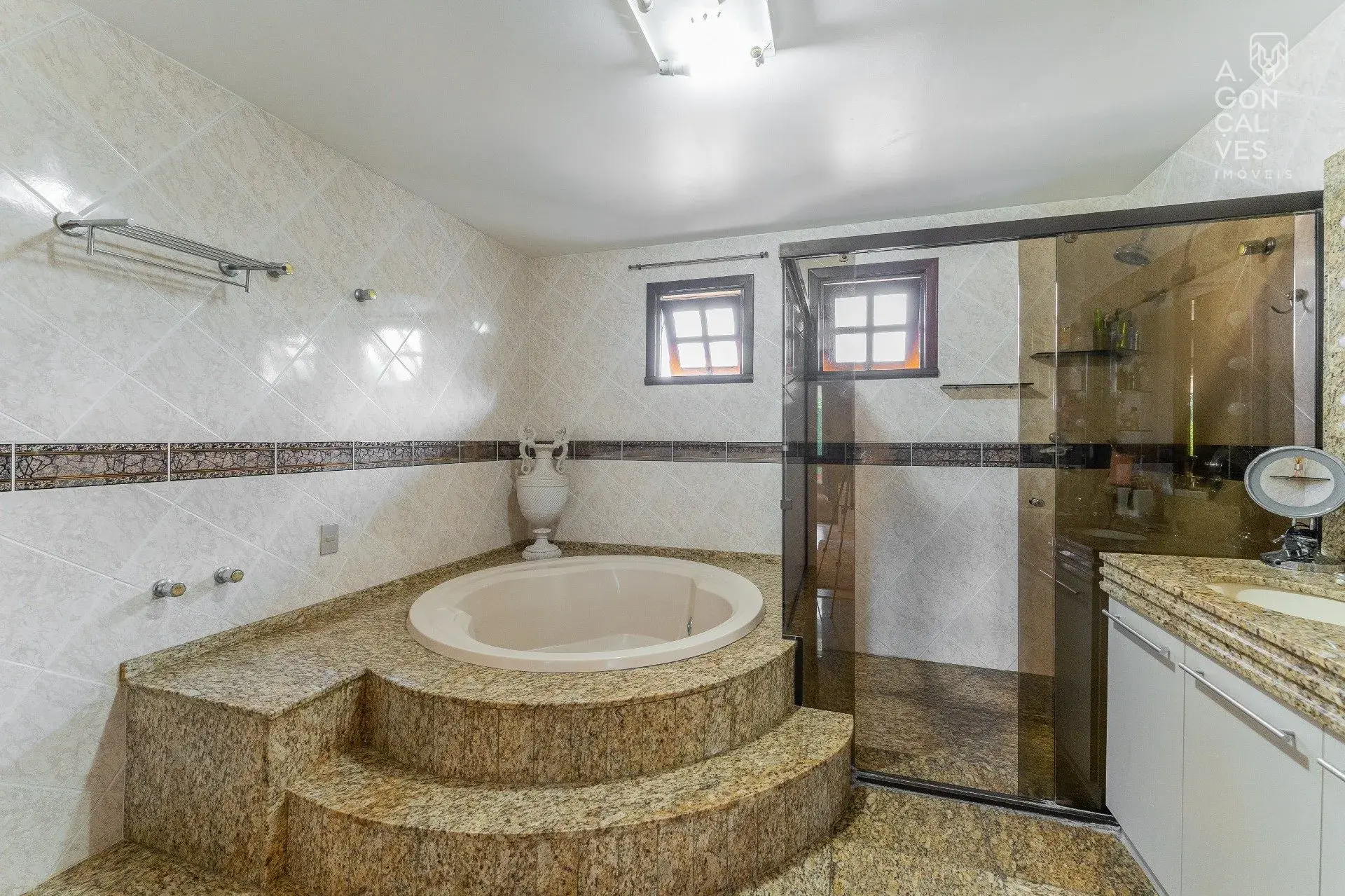 Будинок на 4 спальні й 5 ванних, скляний балкон з грилем — photo 51