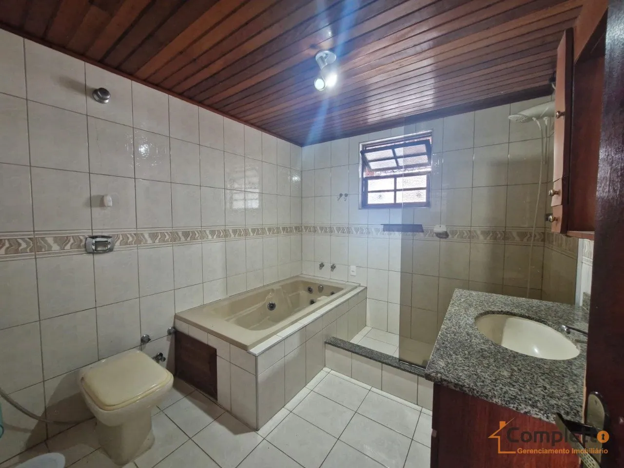 Casa de 220 m² con balcón gourmet y bañera — photo 15