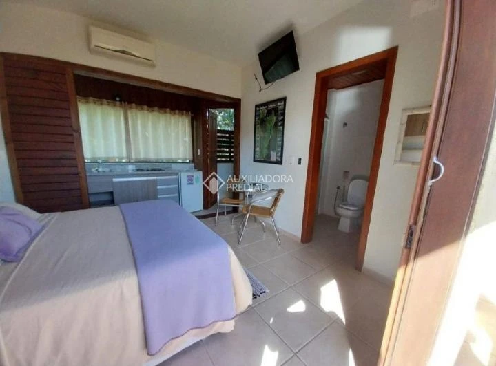 1-bedroom apartment with a compact kitchenette area — photo 3