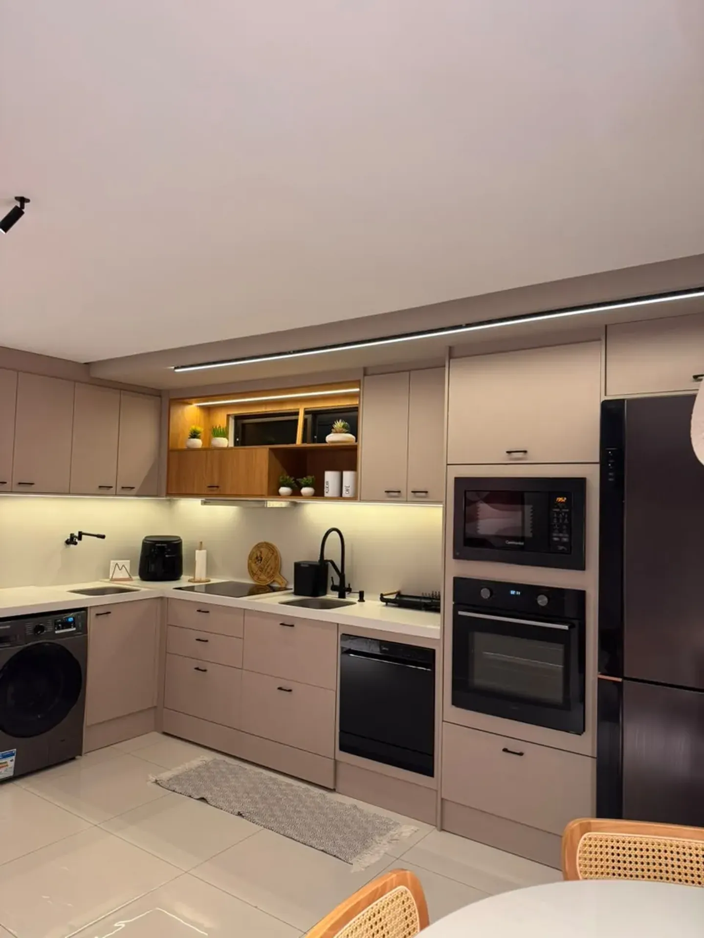 2-bedroom apartment in a building with a gym — photo 3