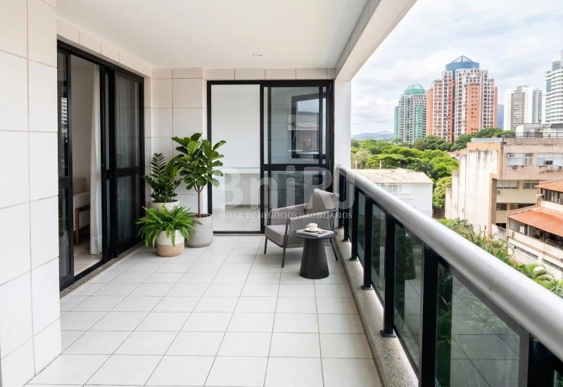 3-bedroom apartment in a building with a pool — photo 35