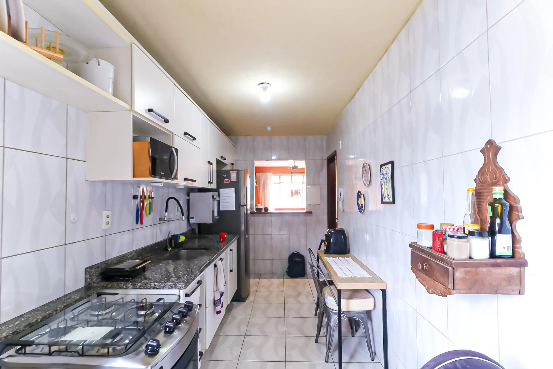 Furnished 2-bedroom apartment with open-plan kitchen — photo 17