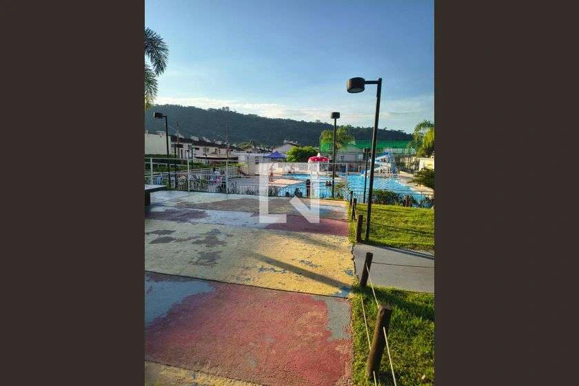 Casa sem mobília com 2 quartos e chuveiro elétrico