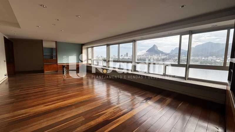 240 m² apartment with 3 bedrooms and a standout view