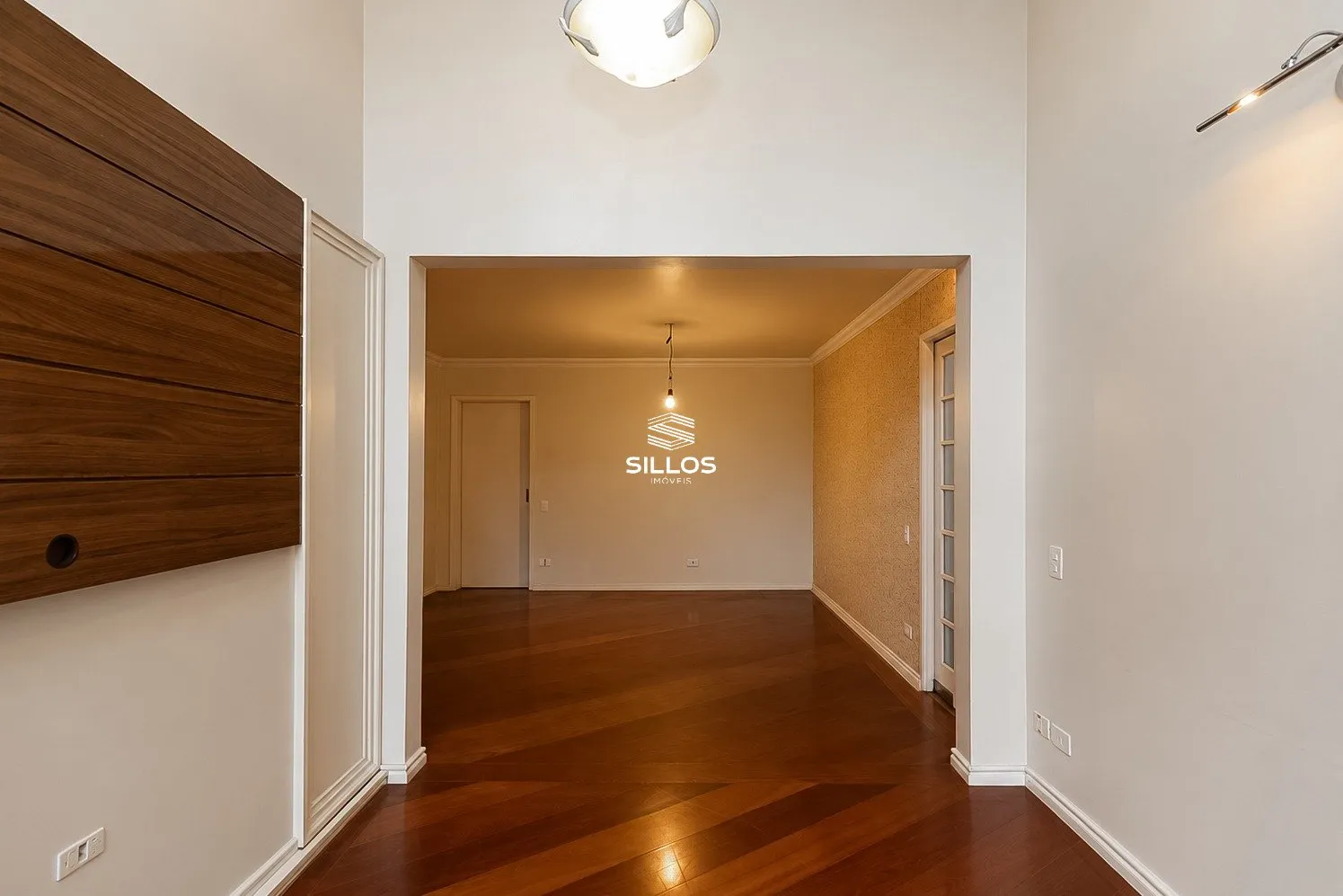 4-bedroom house with a fireplace — photo 28