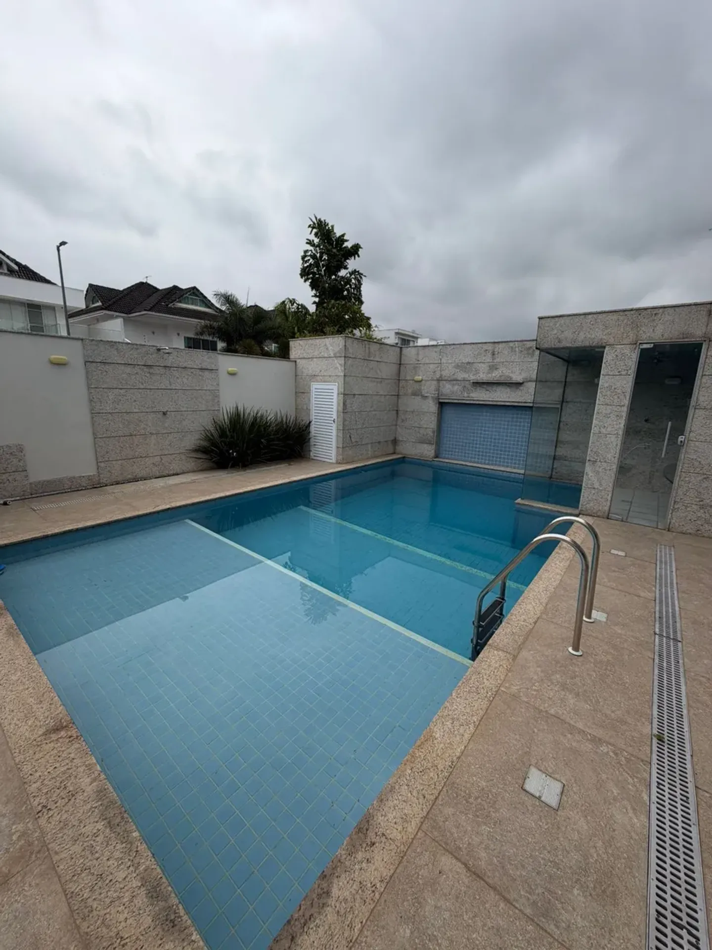 Rental house with 4 bedrooms, 5 baths and 360 m² — photo 4