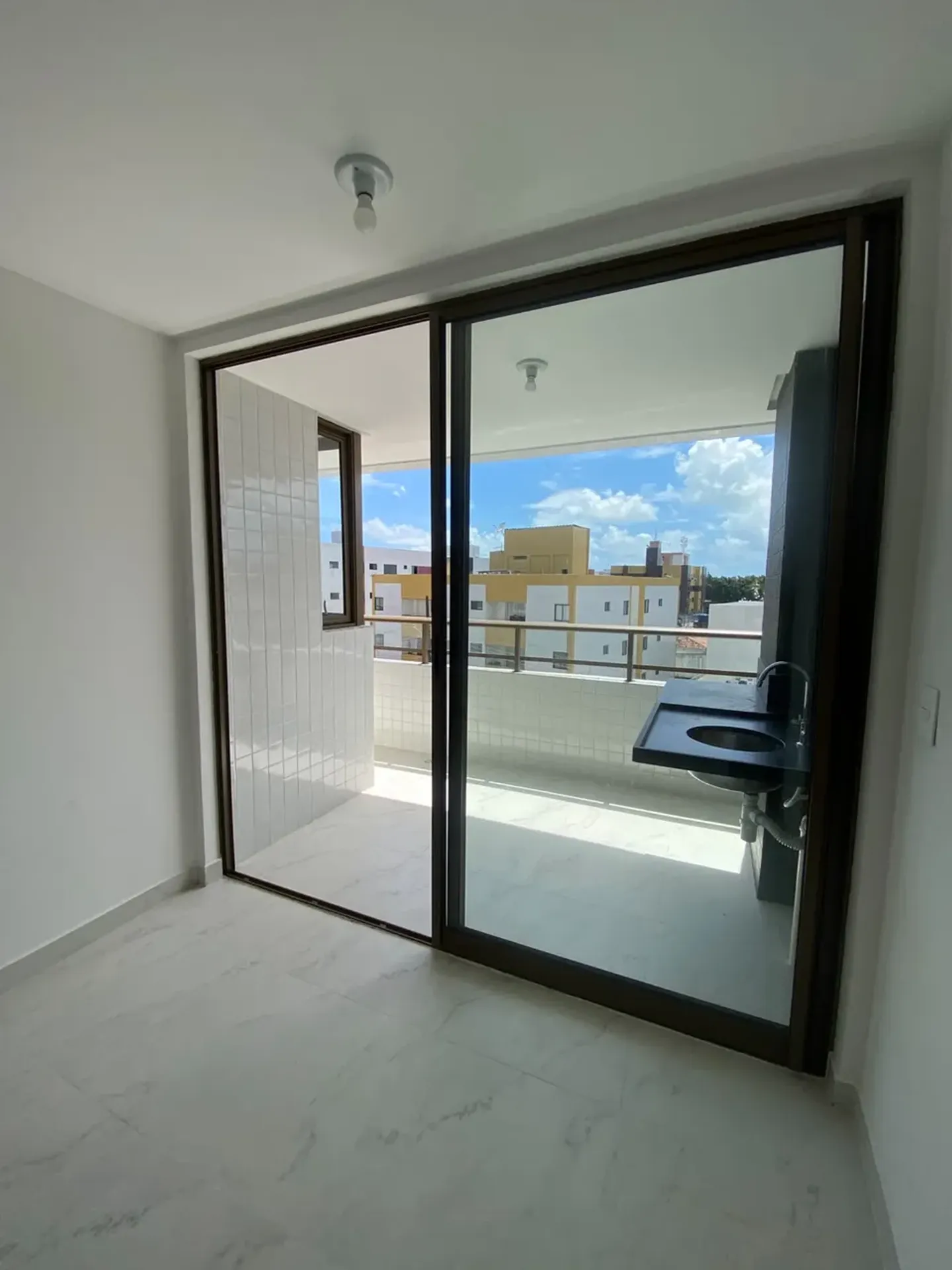 Balcony with a grill in a 2-bedroom apartment, 62 m² — photo 5