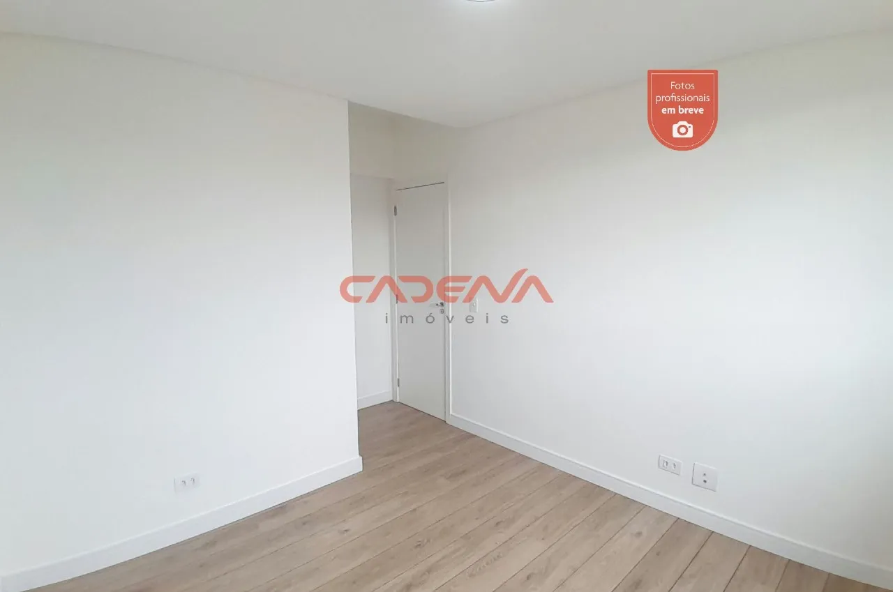 2-bedroom apartment with wood or laminate floors — photo 4