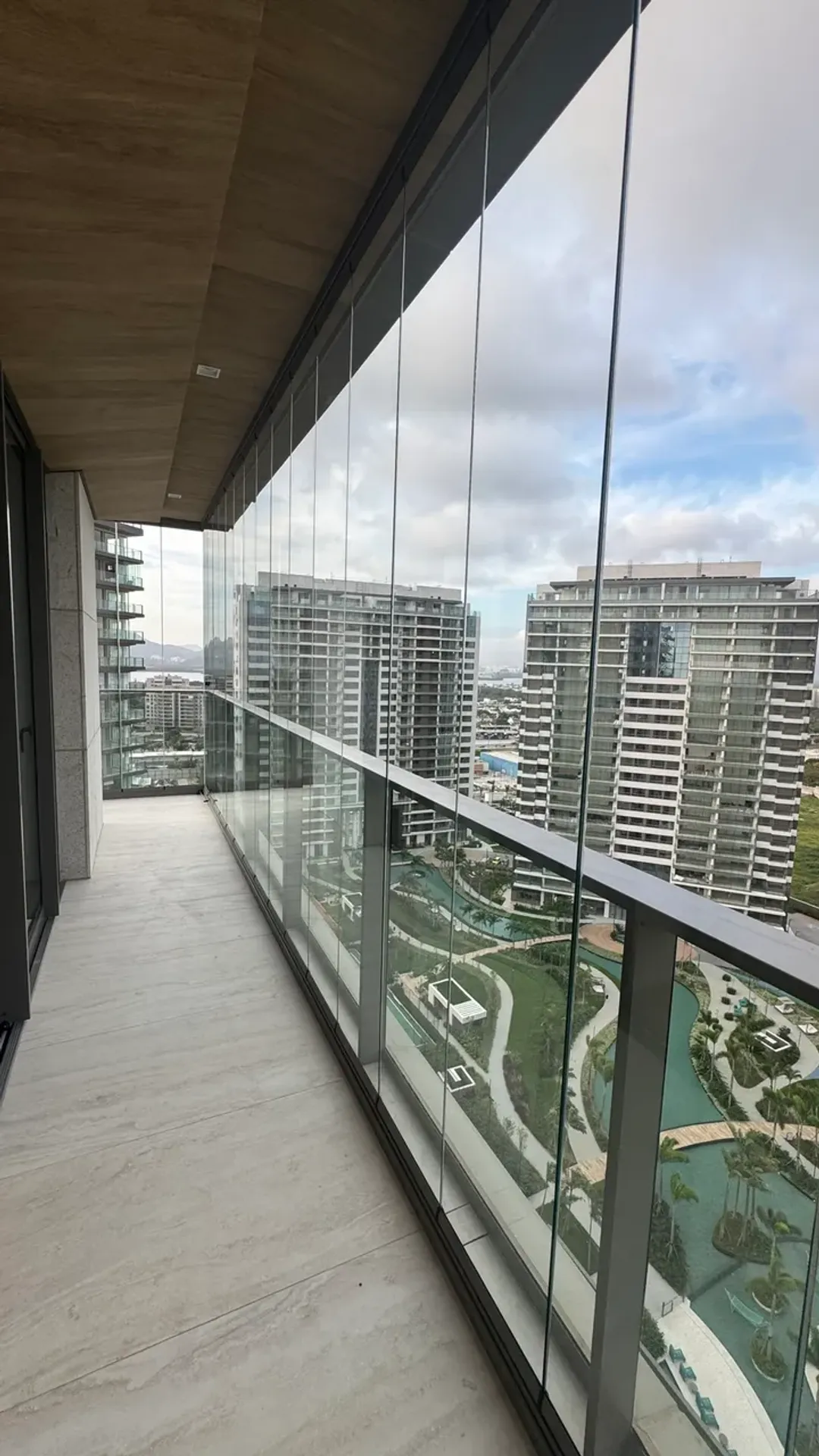 Apartment with 4 bedrooms, 5 bathrooms and enclosed balcony — photo 44