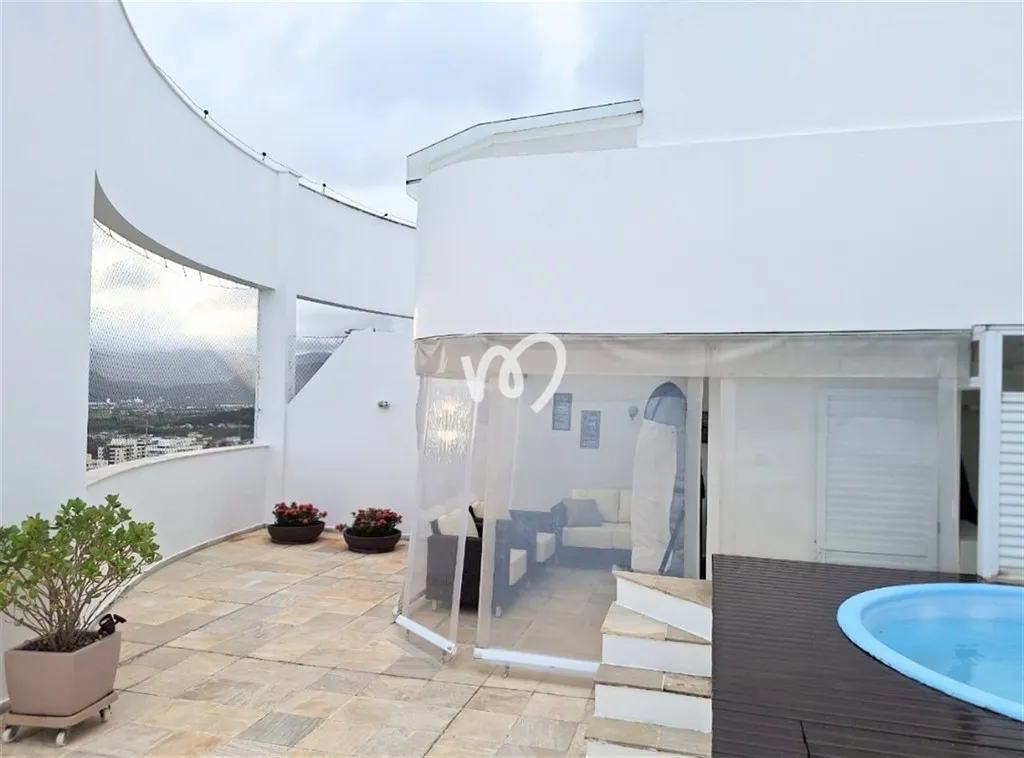 Reformed rooftop home with built-in wardrobes and 3 bedrooms — photo 25