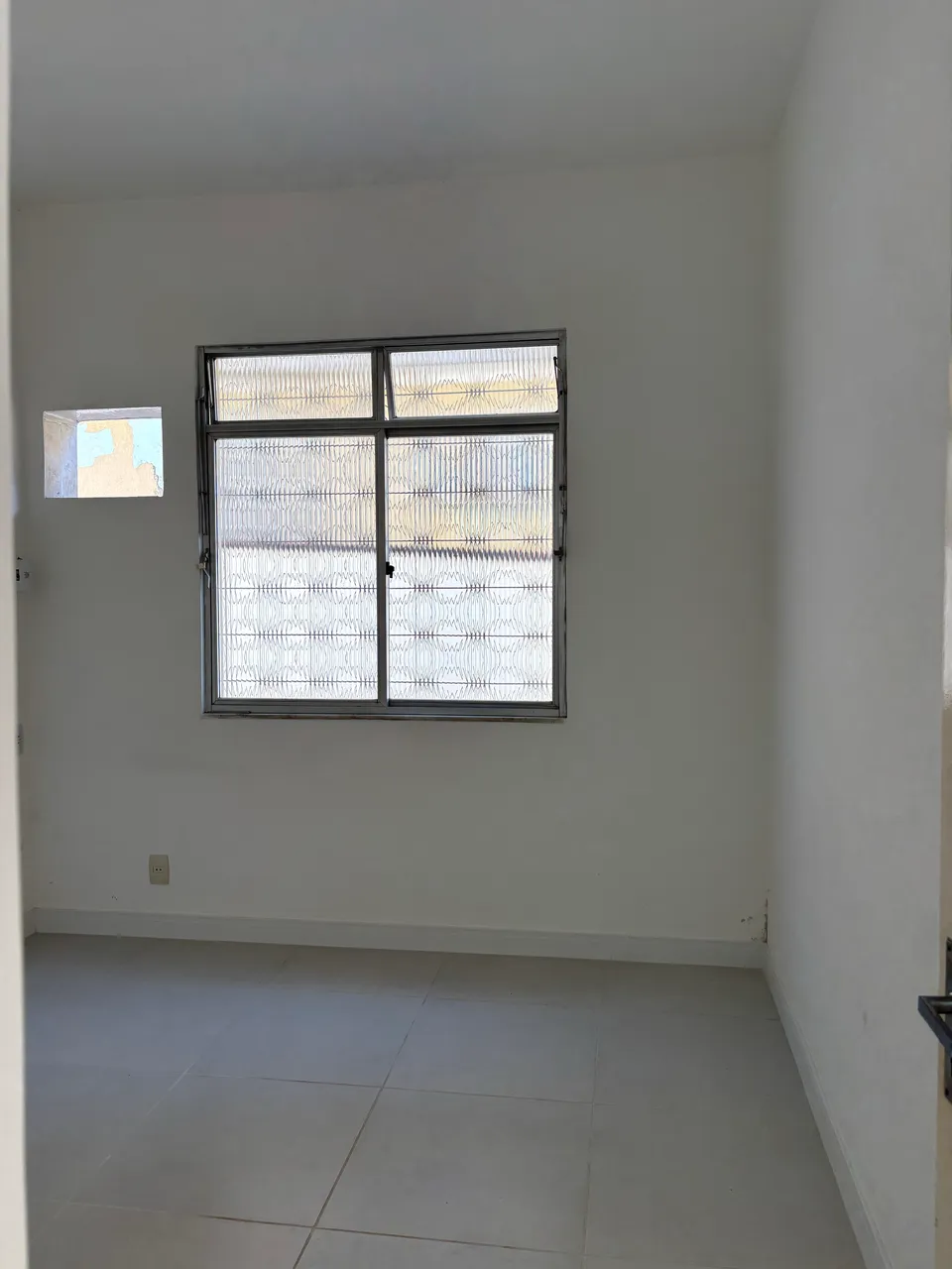 Unfurnished house with a glass shower and electric showerhead — photo 11
