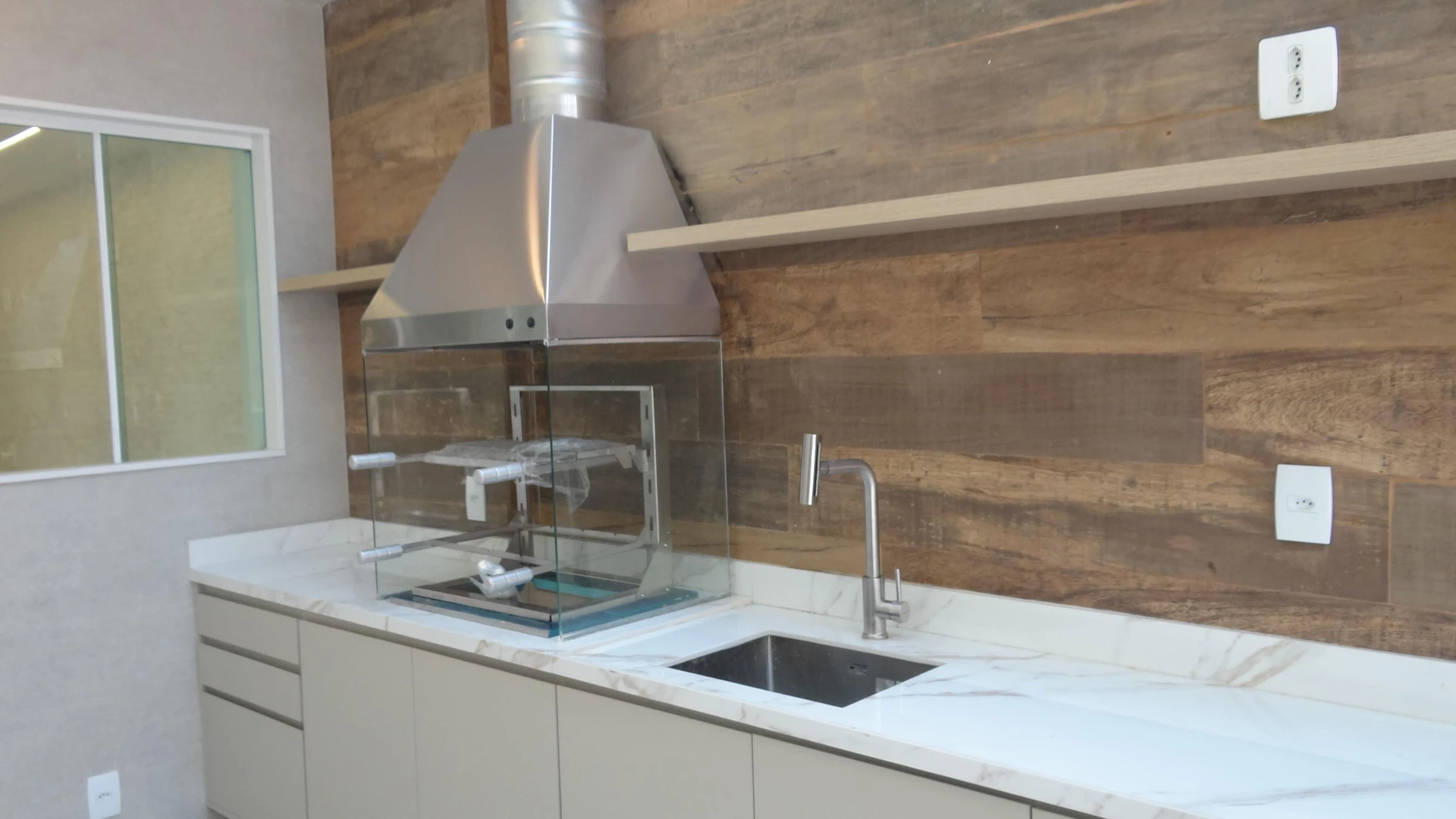 Casa de 384 m² com janelas do piso ao teto e varanda gourmet — photo 19
