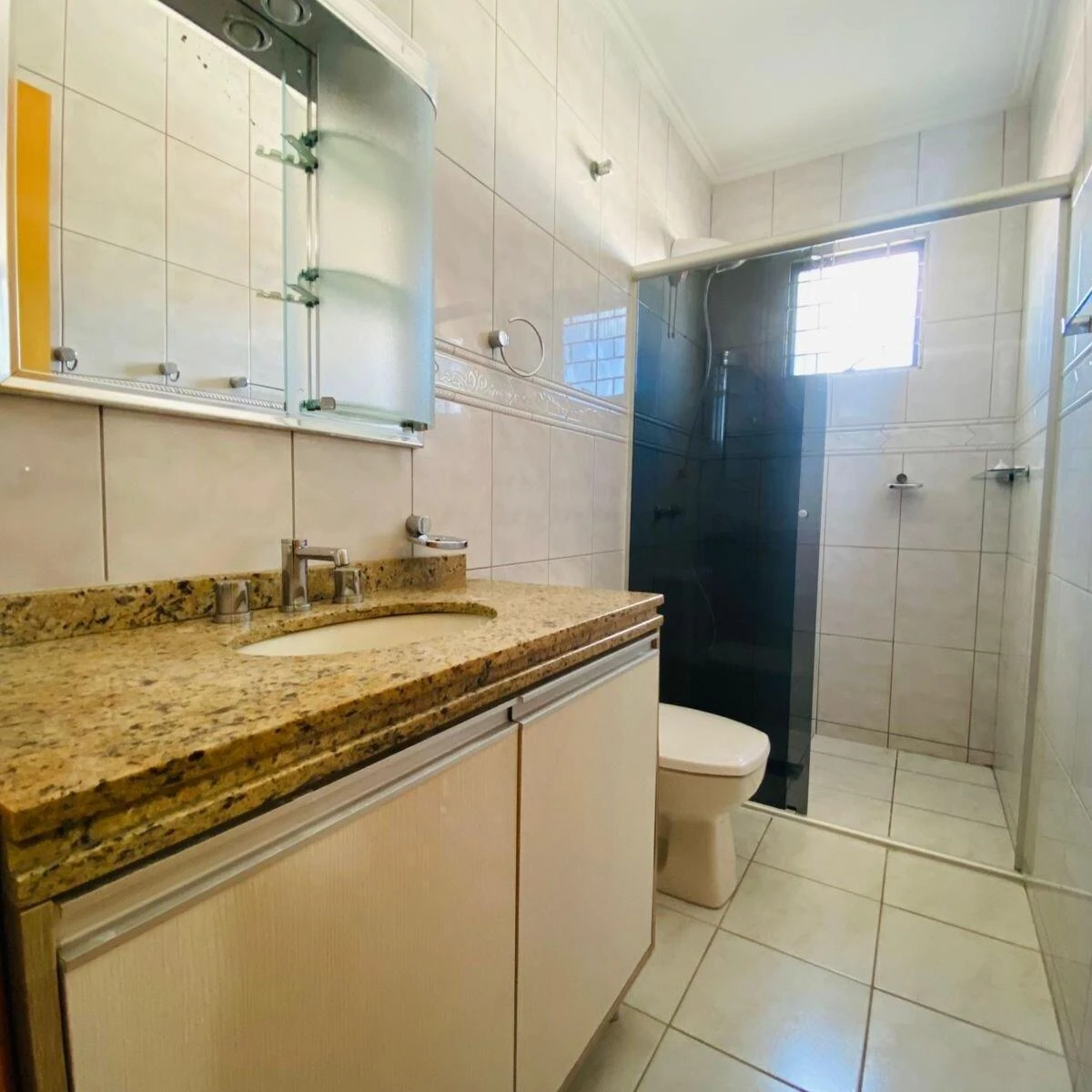 3-bedroom house with a glass-enclosed balcony in Curitiba — photo 14
