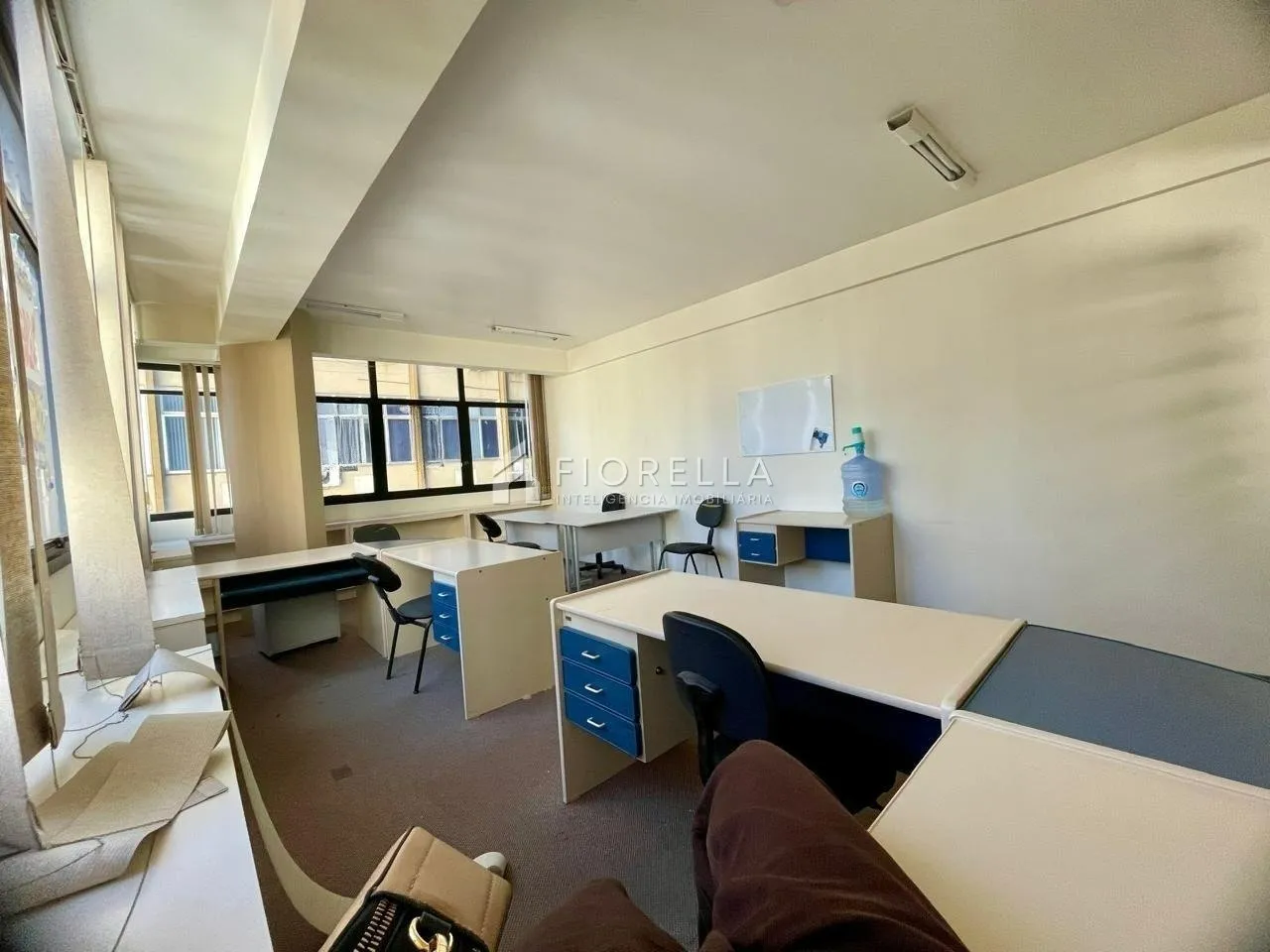 Unfurnished apartment with a home office and half-bath — photo 5