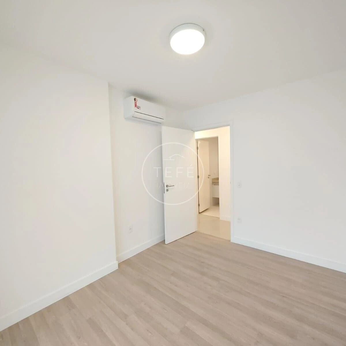 Glass-enclosed balcony in a 4-bedroom apartment, 123 m² — photo 13