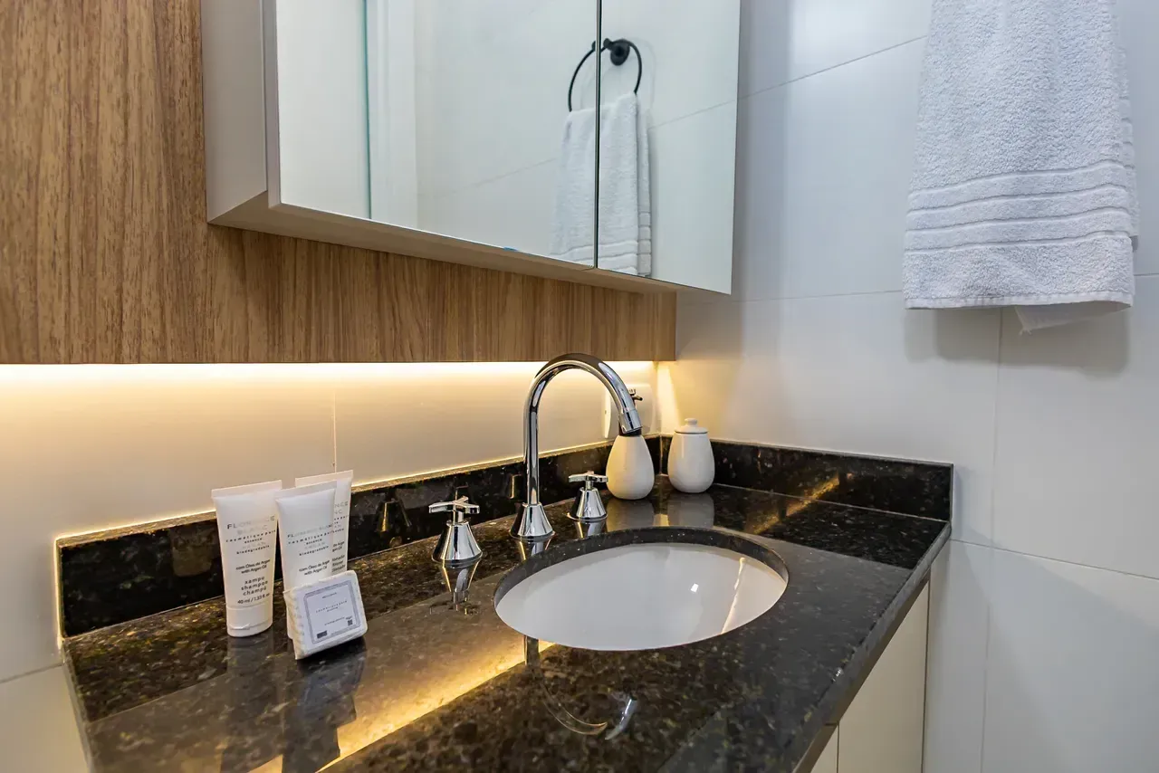 Furnished 1-bedroom apartment with 1 bathroom — photo 32