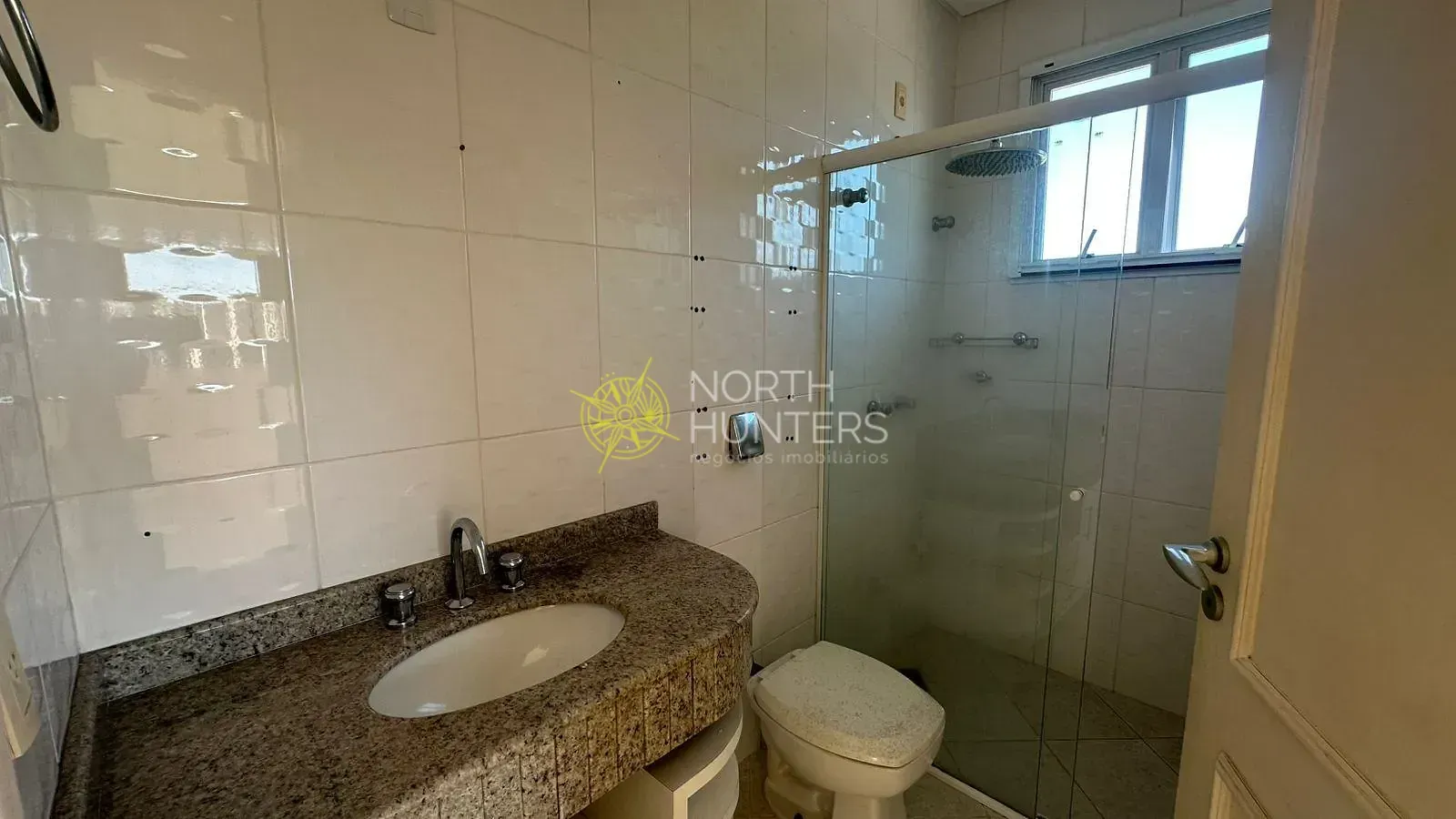 House with 4 bedrooms and shared pool area — photo 12