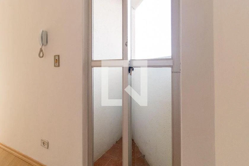 One-bedroom apartment with wood or laminate floors — photo 24