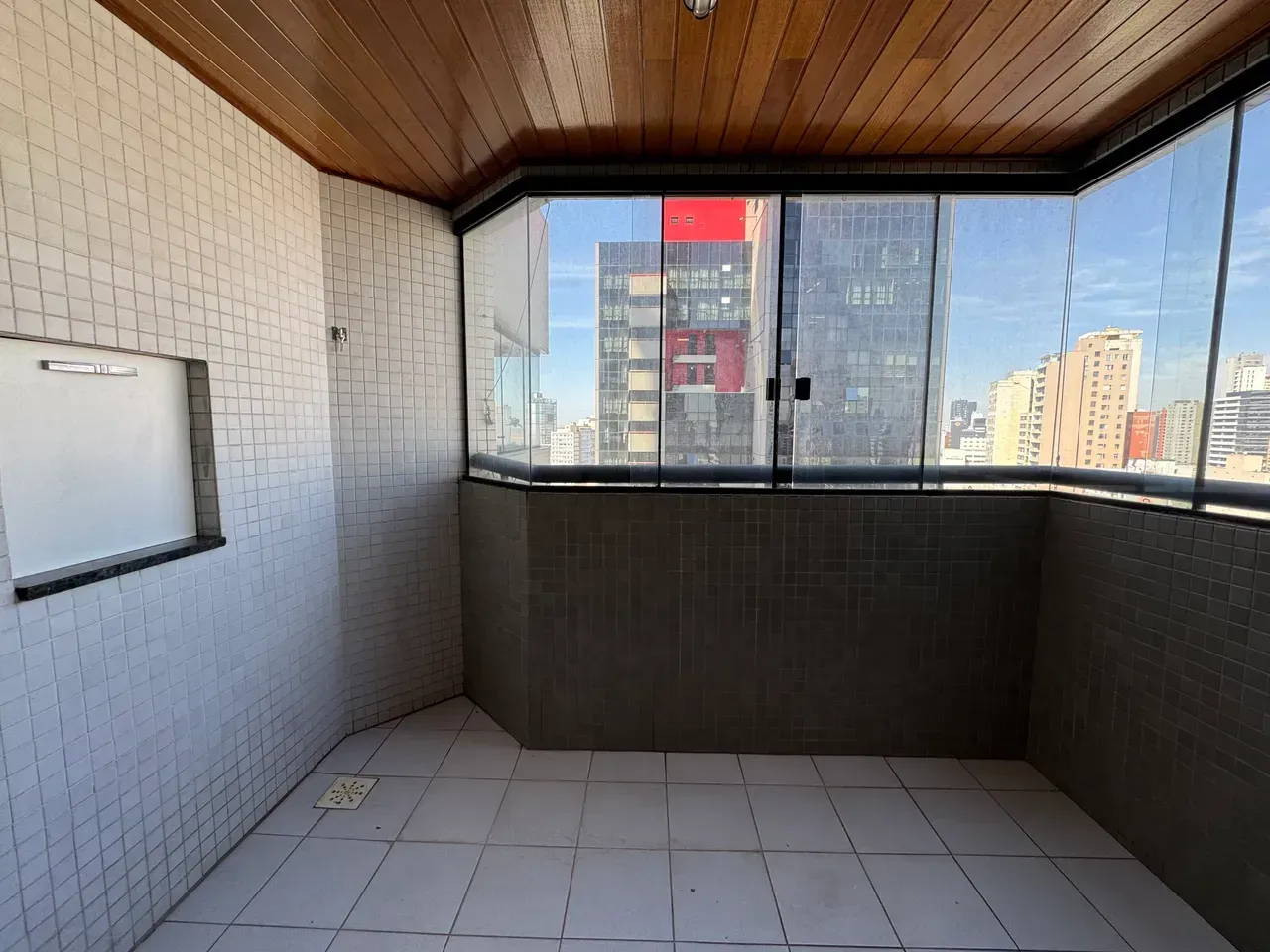 1-bedroom apartment with open-plan kitchen and balcony — photo 4