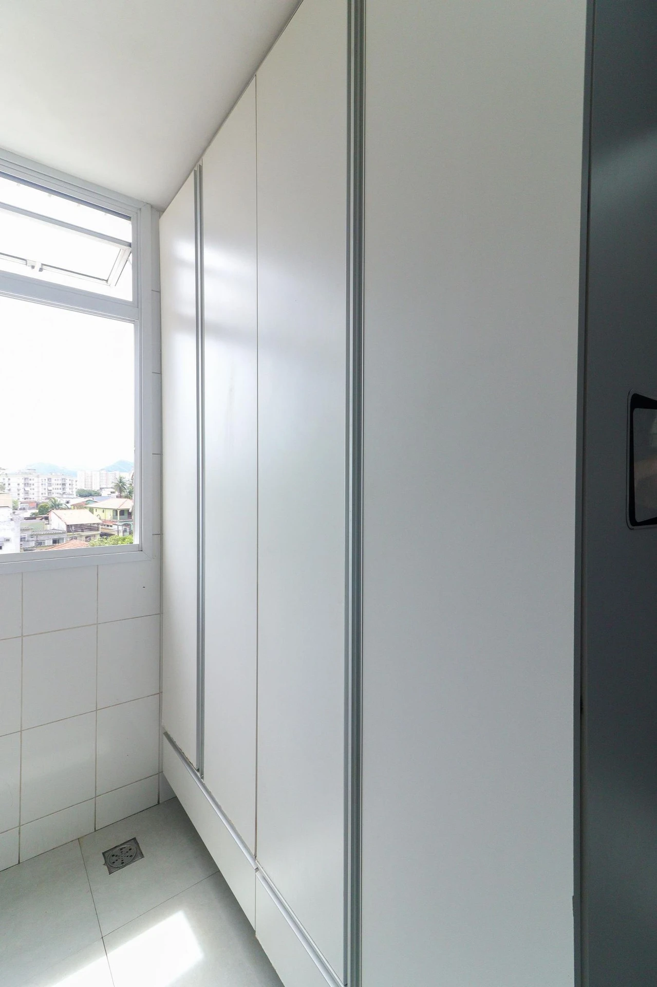 105 m² apartment with a home office and a washing machine — photo 54