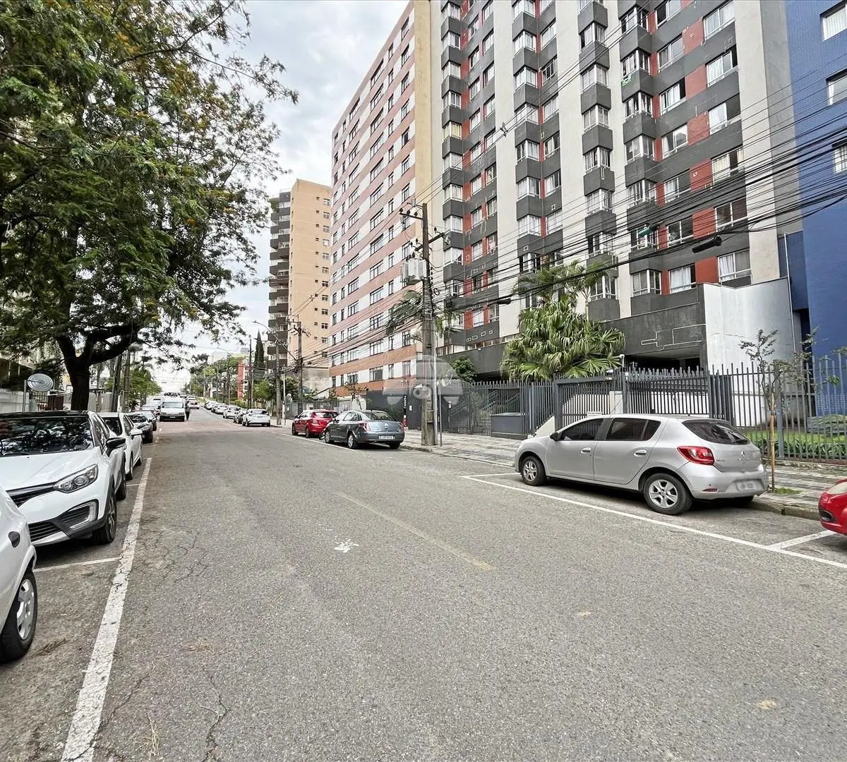 3-bedroom apartment with wood or laminate floors in Curitiba — photo 31