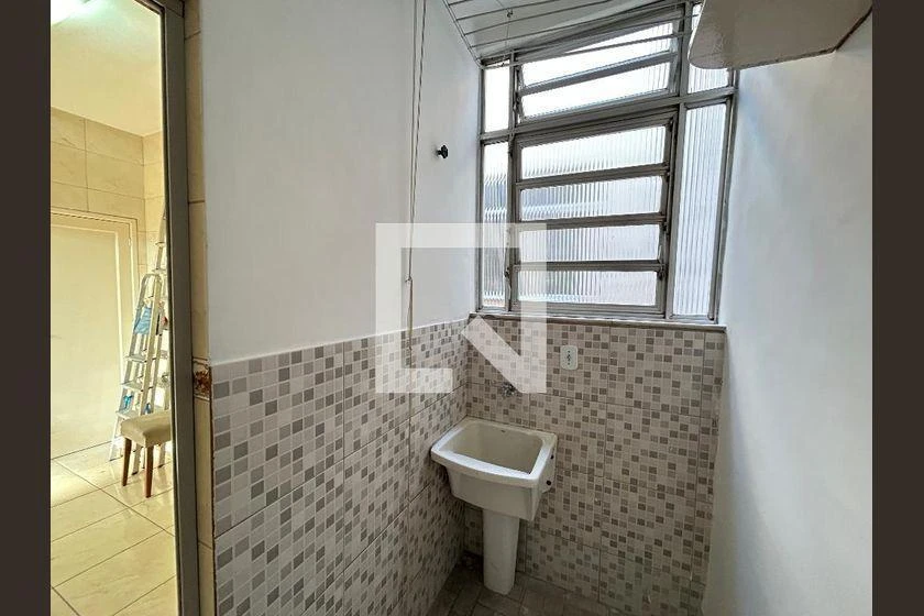 Apartamento com piso de madeira ou laminado, Pilares — photo 29