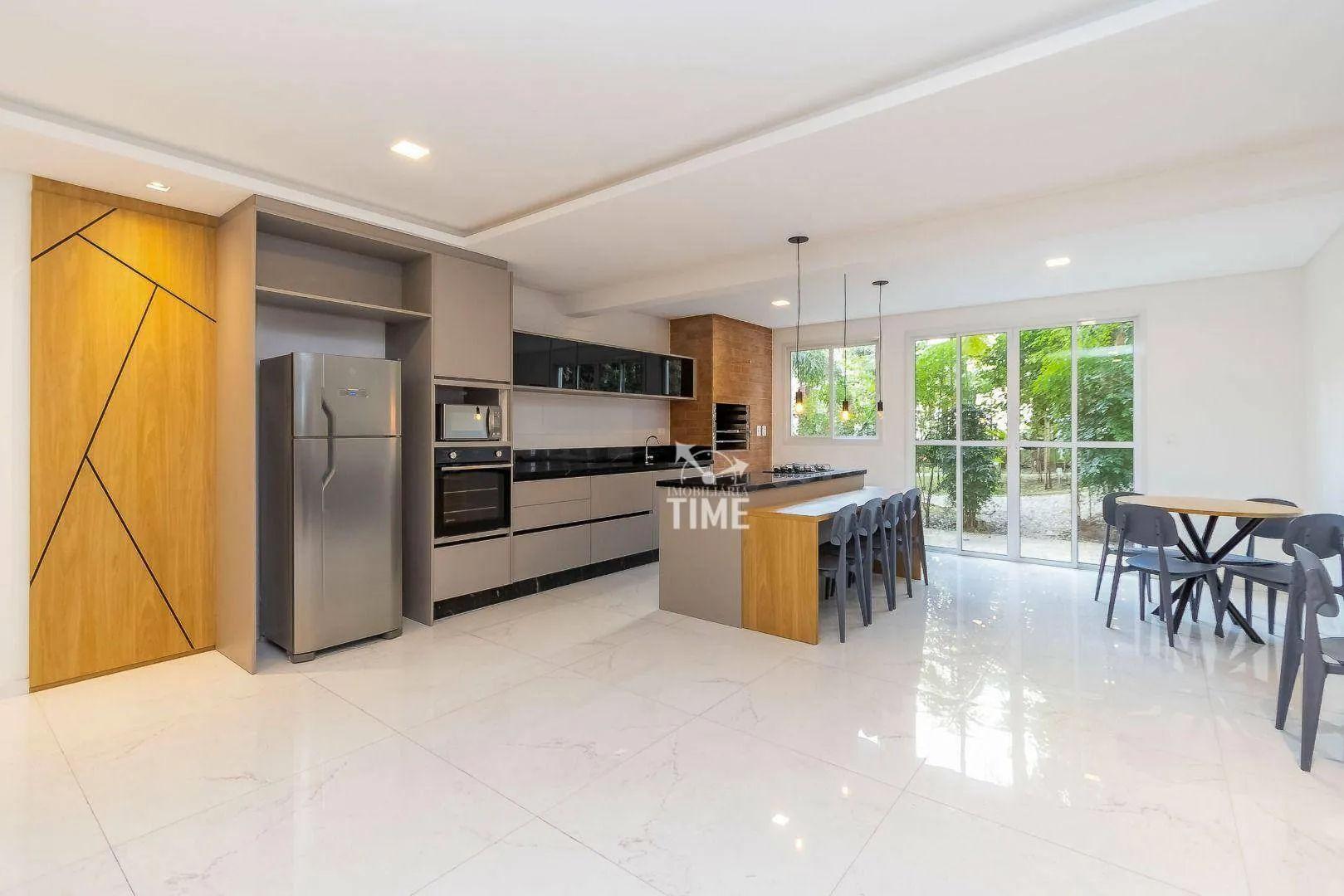 Balcony with a grill in a 3-bedroom apartment, 107 m² — photo 80