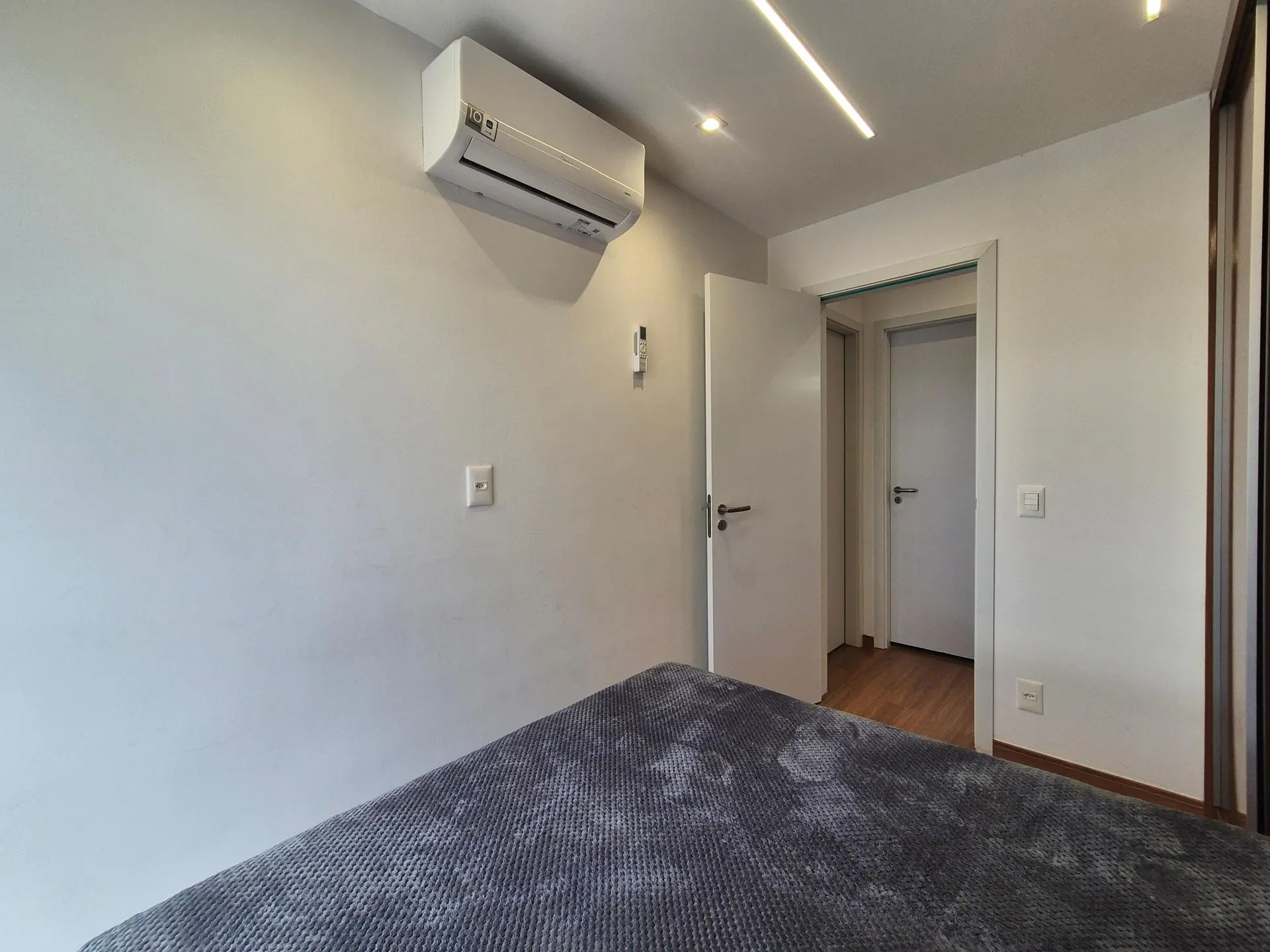 Furnished 2-bedroom apartment with enclosed balcony — photo 12