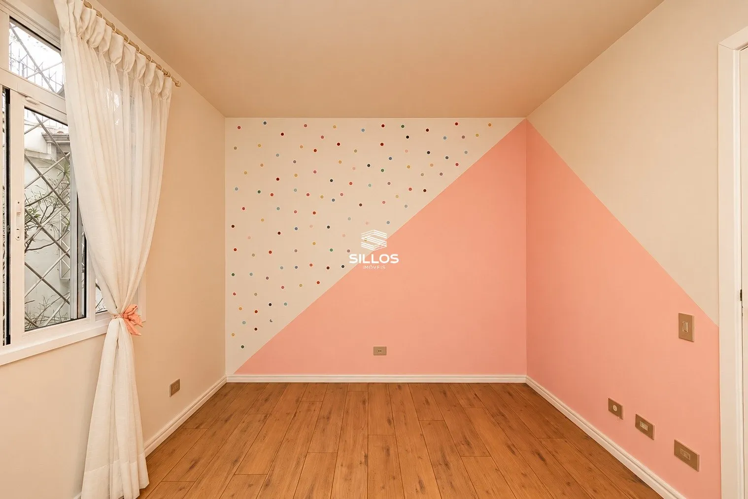 4-bedroom house with a fireplace — photo 17