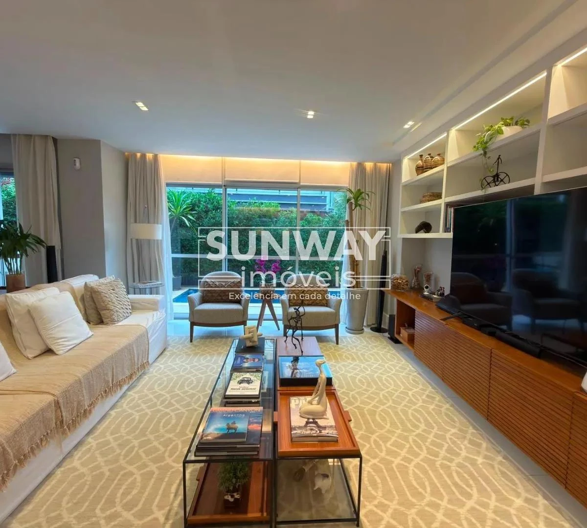 Balcony with a grill in a 4-bedroom house, 253 m² — photo 6