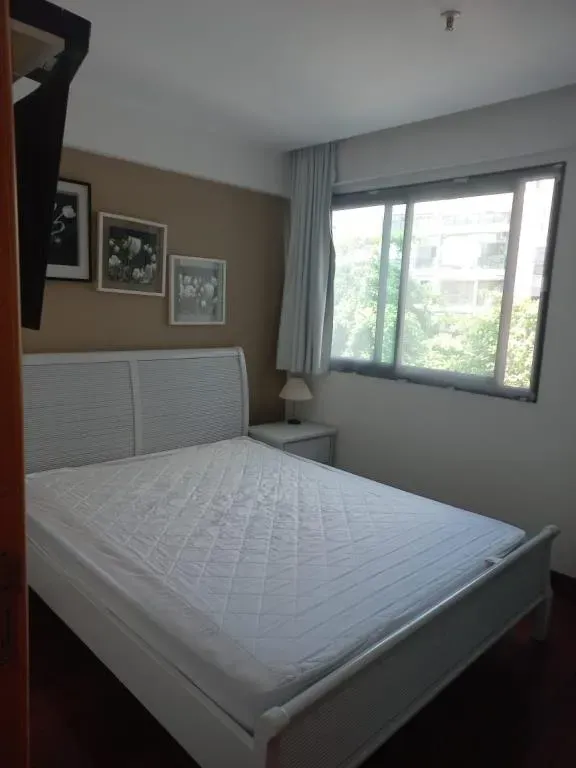 Furnished 1-bedroom apartment with glassed-in balcony — photo 29
