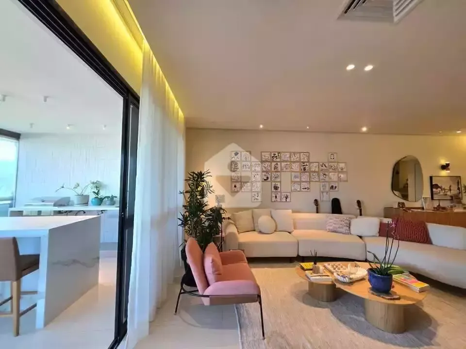 Furnished 231 m² apartment with 4 en-suite bedrooms and 4 spots